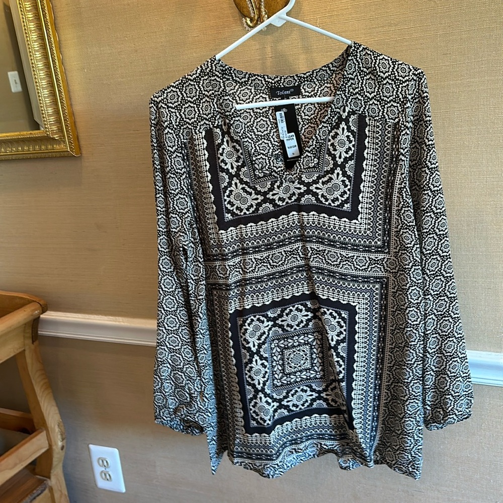 Tolani Black and Crème Tunic Top.